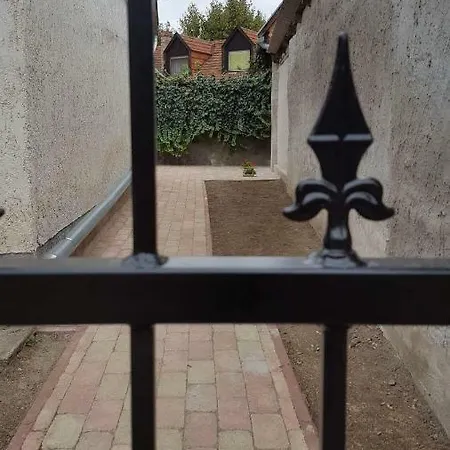 Jooremenyseg Vendeghaz Siklos Exterior photo